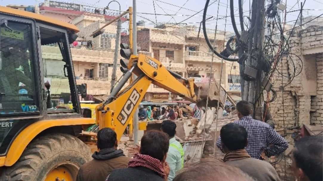 वाराणसी के बौलिया तिराहे पर 100 मकानों पर बुल्डोजर कार्रवाई, सामने आई यह वजह