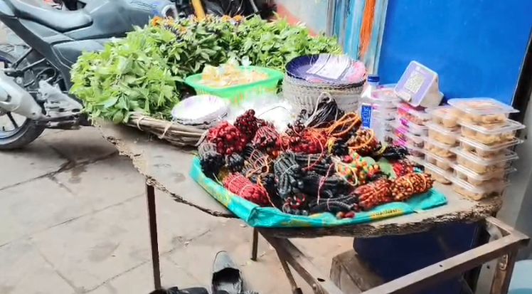 कालभैरव मंदिर मार्गः अतिक्रमण पर चला नगर निगम का डंडा,रास्ता साफ कराकर दुकानदारों को दी गई कार्रवाई की चेतावनी