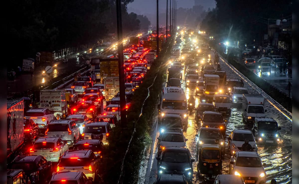 नमो घाट पर उमड़ी भीड़ से राजघाट-पड़ाव मार्ग जाम, वाहनों की लगी लंबी कतारें