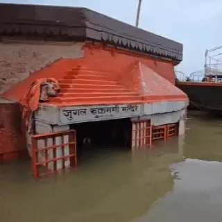 वाराणसी में गंगा का जलस्तर बढ़ने से घाटों का सम्पर्क टुटा