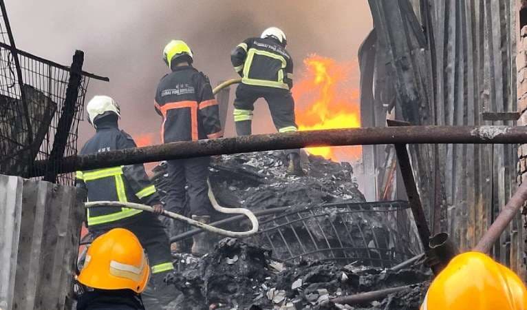 ठाणे के इस कैफे में लगी भयानक आग, दहशत में लोग