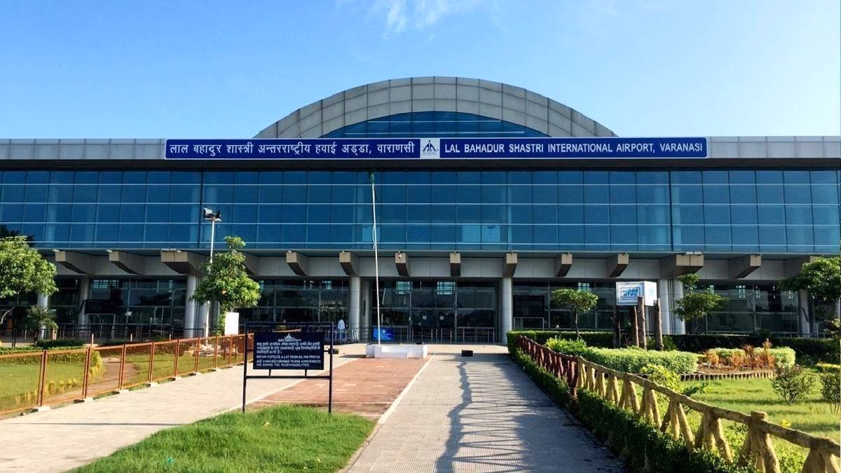 घने कोहरे ने रोका विमानों का परिचालन, यात्रियों का करना पड़ रहा लंबा इंतजार