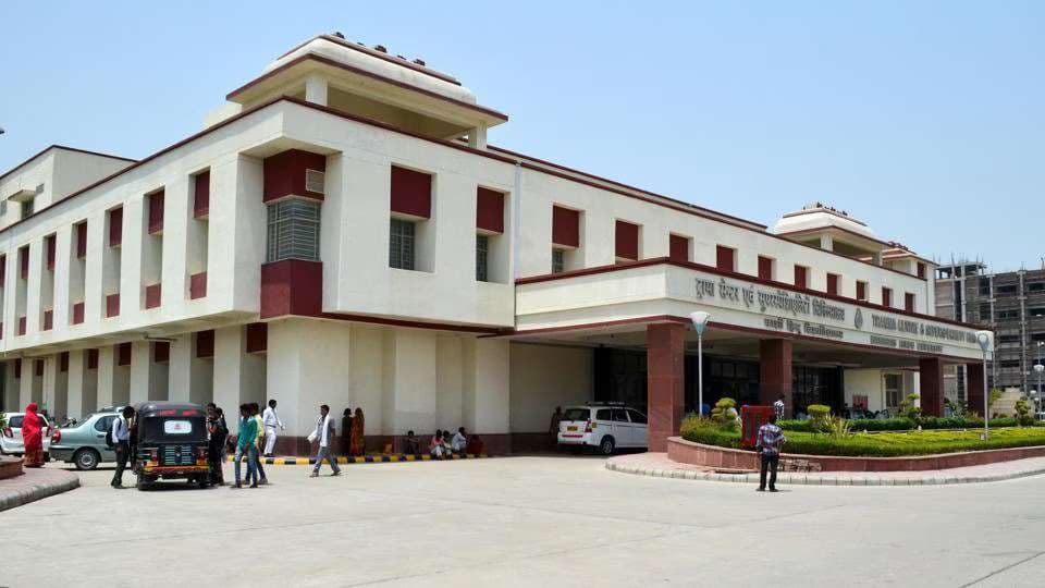 BHU-ट्रामा सेंटर के केयर टेकर ने प्रभारी पर लगाया आऱोप, गलत रिपोर्ट लिखने से मना करने पर काम से निकाला