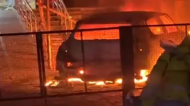 भोजूबीर में कैफे संचालक से मारपीट, तोड़फोड़ और कार में आग लगाने का आरोप