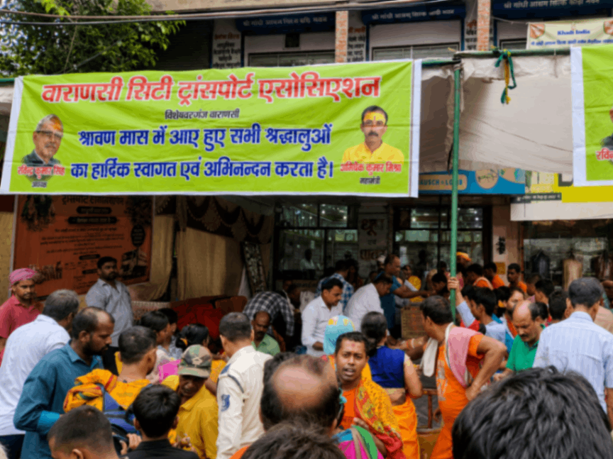 शिवभक्तों की सेवा में वाराणसी सिटी ट्रांसपोर्ट एसोसिएशन, कावड़ियों को कराया फलाहार