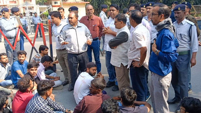 BHU में छात्र की मौत, अंधेरे में बैरिकेडिंग से टकराई बाइक, प्रदर्शन जारी...