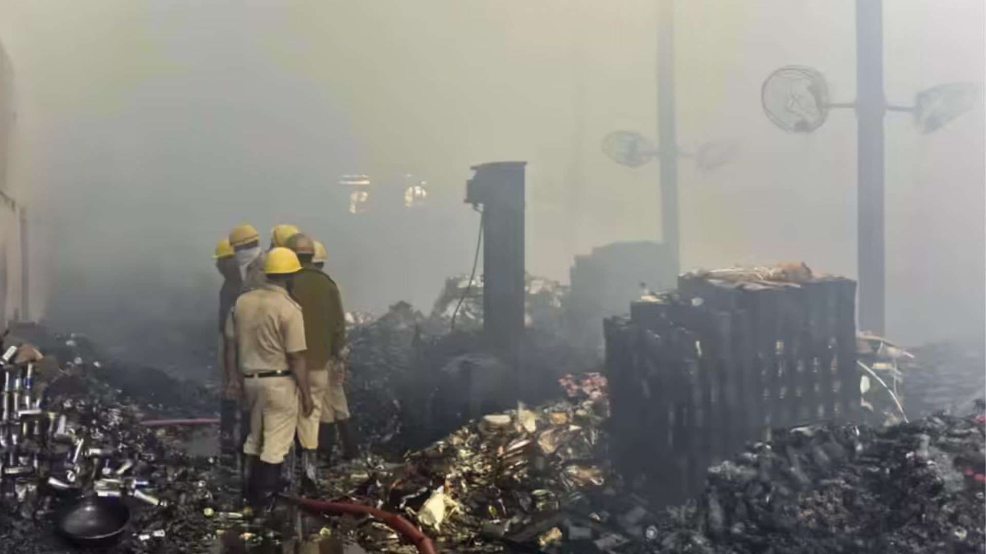 कपड़े और कोल्ड ड्रिंक के गोदाम में लगी भीषण आग, लाखों का नुकसान