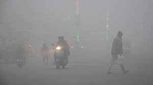 वाराणसी में कोहरा और गलन से मामूली राहत, जनजीवन प्रभावित