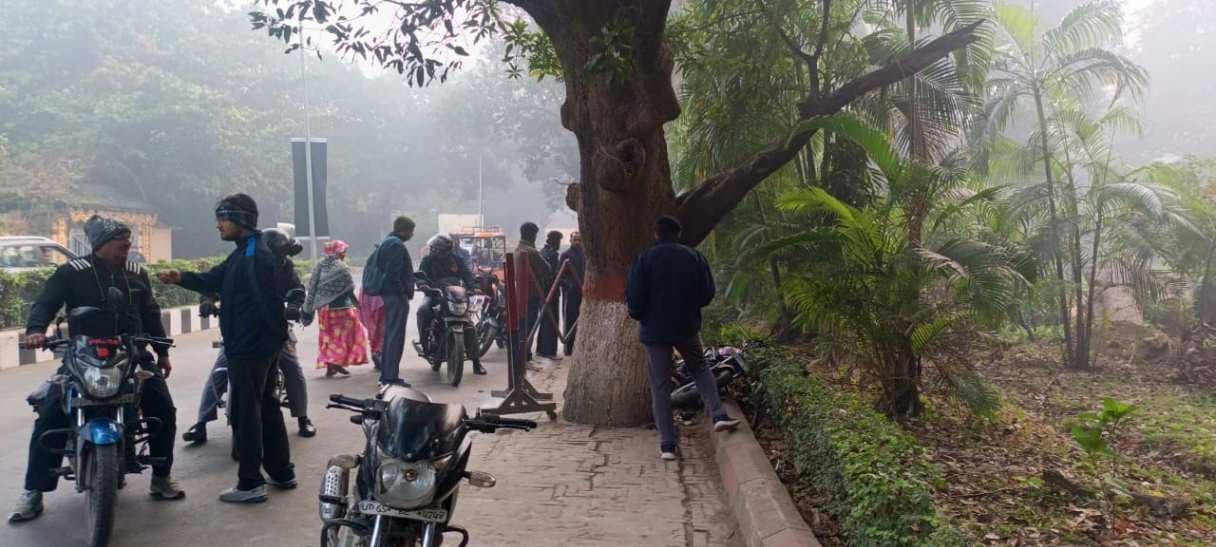 बीएचयू में तेज रफ्तार बाइक पेड़ से टकराई, एक की मौत, दो छात्र घायल