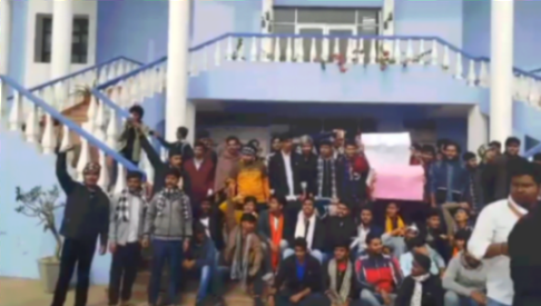 केआईटी में अव्यवस्था के विरोध में छात्रों का धरना, पुलिस से नोकझोंक, तनाव