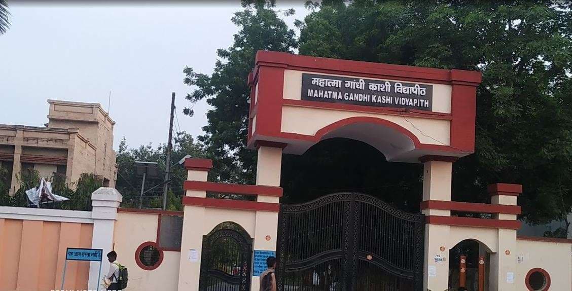 काशी विद्यापीठ में शुल्क वृद्धि के खिलाफ ABVP ने कुलपति को सौंपा ज्ञापन, आंदोलन की दी चेतावनी