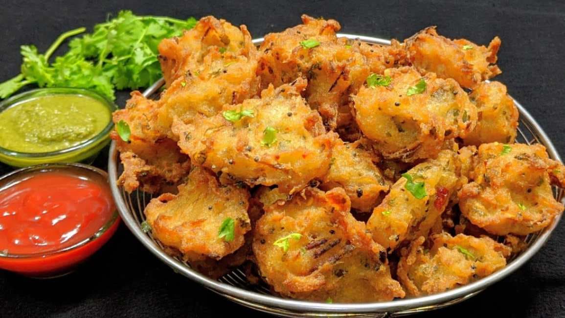 नए साल पर बनाए सूजी के ये कुरकुरे पकौड़े, झटपट होंगे तैयार