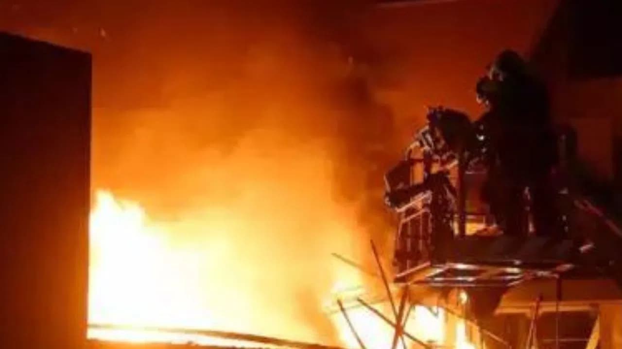 पुलिस प्रशासन सख्त, इस वजह से अग्निकांड वाले होटल पर लगा ताला