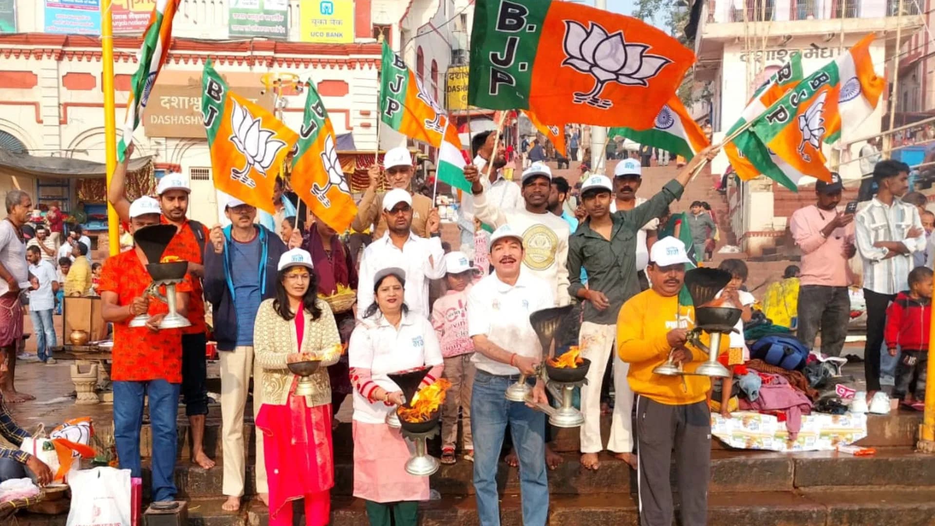 BJP की जीत पर नमामि गंगे ने बाबा विश्वनाथ का जताया आभार, उतारी आरती