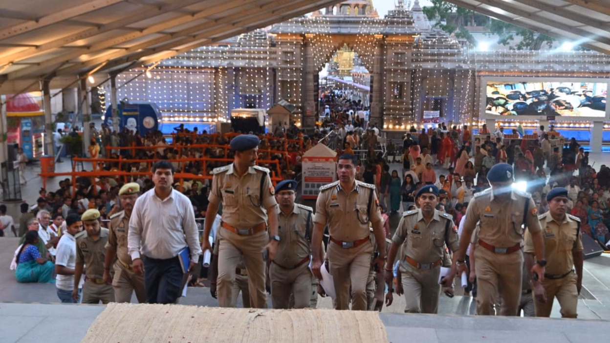 काशी विश्वनाथ मंदिर में भीड़ को लेकर सतर्क पुलिस प्रशासन, अधिकारियों को दिए निर्देश