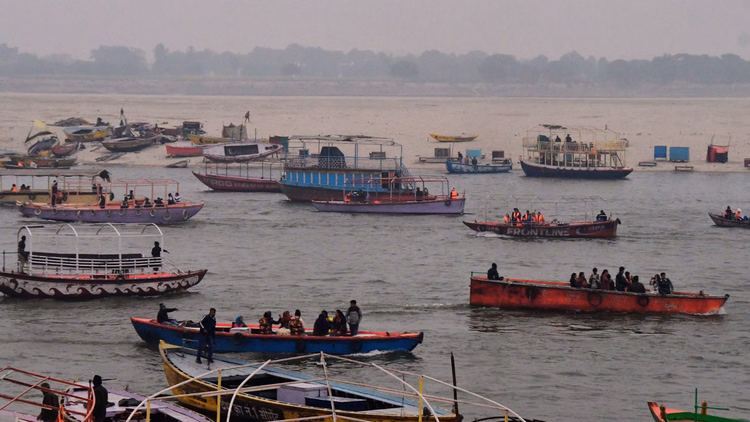 काशी में बदला मौसम का मिजाज, पर्यटकों ने उठाया बारिश का लुत्फ