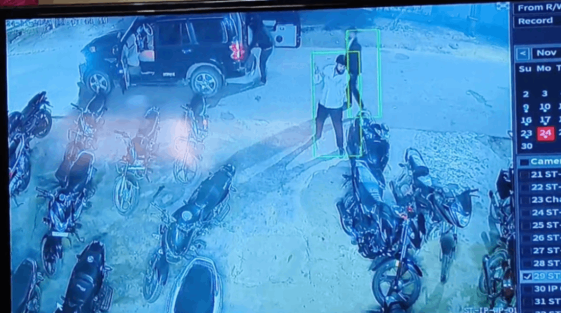 एमजीकेवीपी में स्कार्पियो सवार युवकों ने काटा बवाल, नशे में तोड़े दो पहिया वाहन