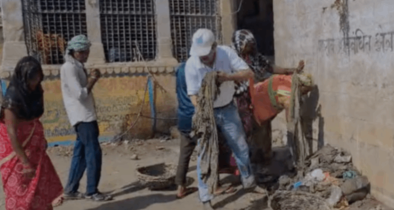 जलस्तर घटने के बाद मणिकर्णिका घाट पर की गई सफाई, गंगा की तलहटी से निकाले करीब 100 किलो कपड़े...
