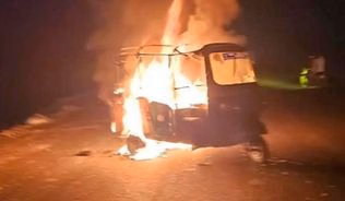 ऑटो बना आग का गोला, सवारियों ने किसी तरह बचाई जान