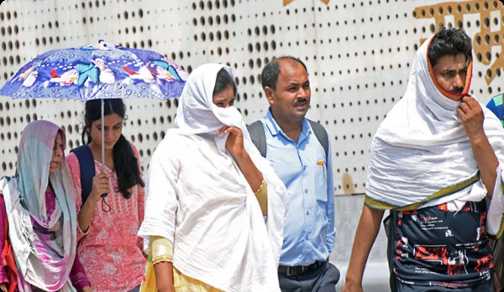 वाराणसी में निकलने लगी तेज धूप, हवा नहीं चलने से गर्मी का एहसास