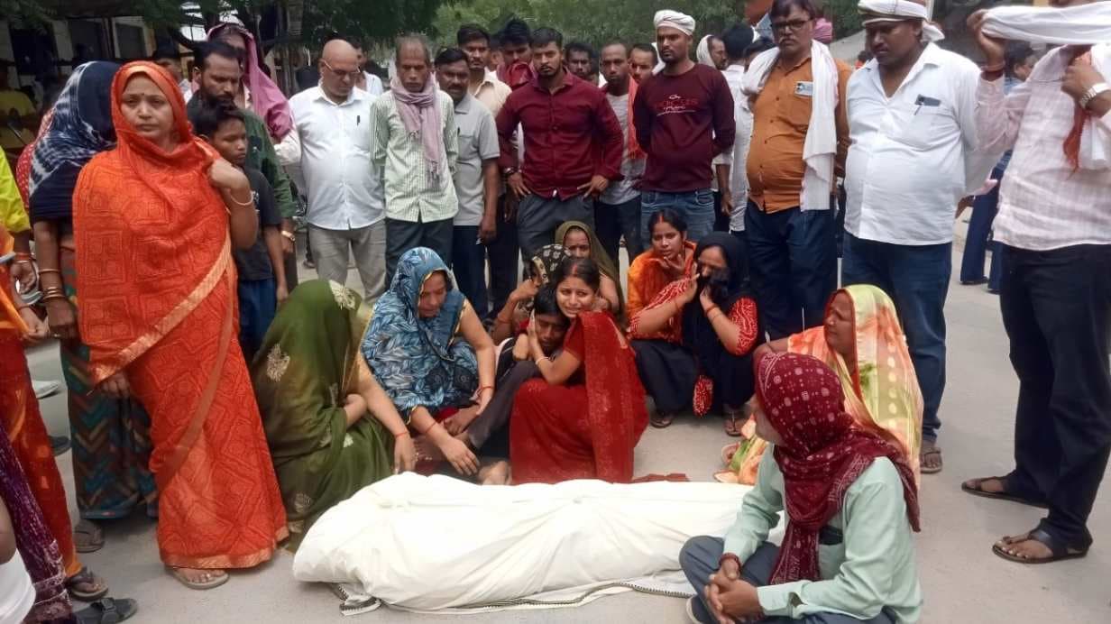वाराणसी में तेज रफ्तार मैजिक की टक्कर से बिजली मिस्त्री की मौत, शव रखकर चक्काजाम...