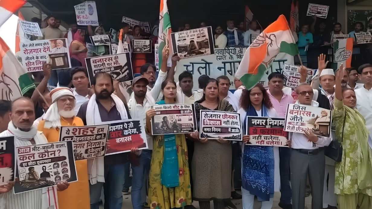 मीट, मछली की दुकानें शहर के बाहर करने का विरोध, विपक्ष का नगर निगम पर प्रदर्शन...