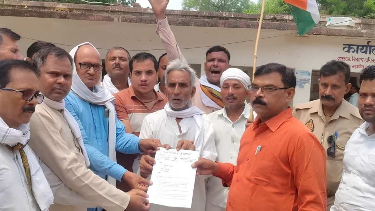 अयोध्या में अजय राय को नजरबंद करने का विरोध, वाराणसी में कार्यकर्ताओं ने किया प्रदर्शन...