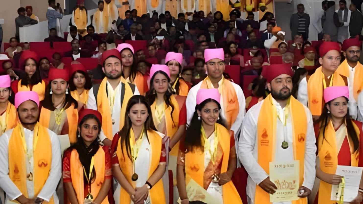 बीएचयू का दीक्षांत समारोहः चांसलर ने 29 टापर्स को सौंपा गोल्ड मेडल, चहके विजेता