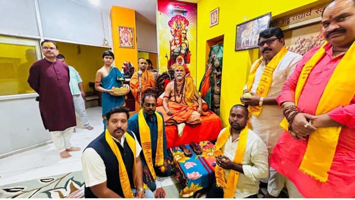 शंकराचार्य से मिलने पहुंचा कांग्रेस और सपा का प्रतिनिधिमंडल, सौंपा समर्थन पत्र