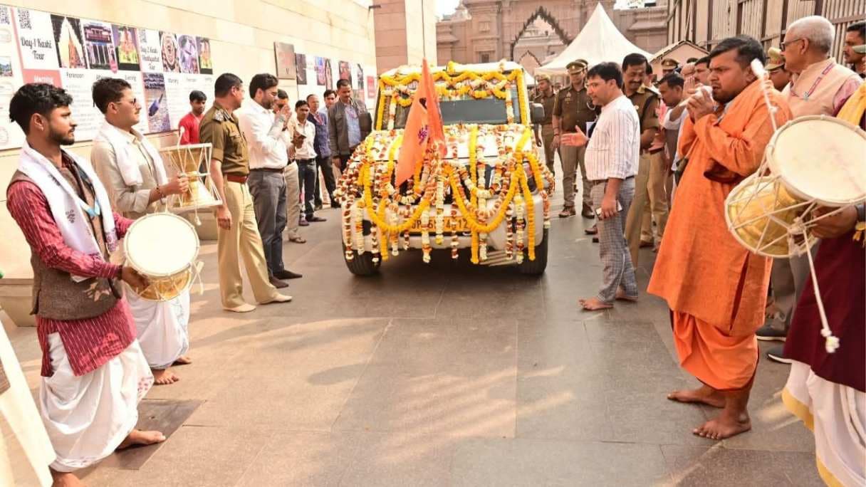 काशी से मथुरा भेजा गया होली का उपहार, अद्धभुत है पारंपरिक भेंट