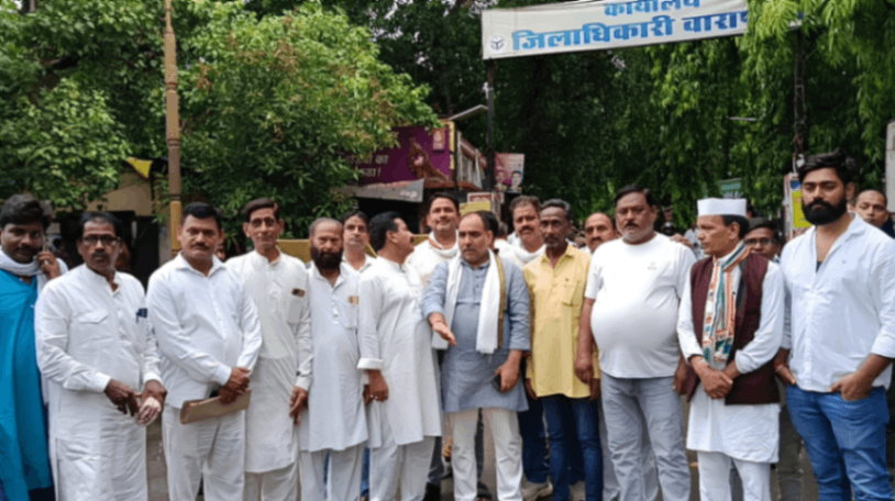 कांग्रेस कार्यकर्ताओं ने की मतदान केंद्रों को न बदलने की मांग, सौंपा ज्ञापन...
