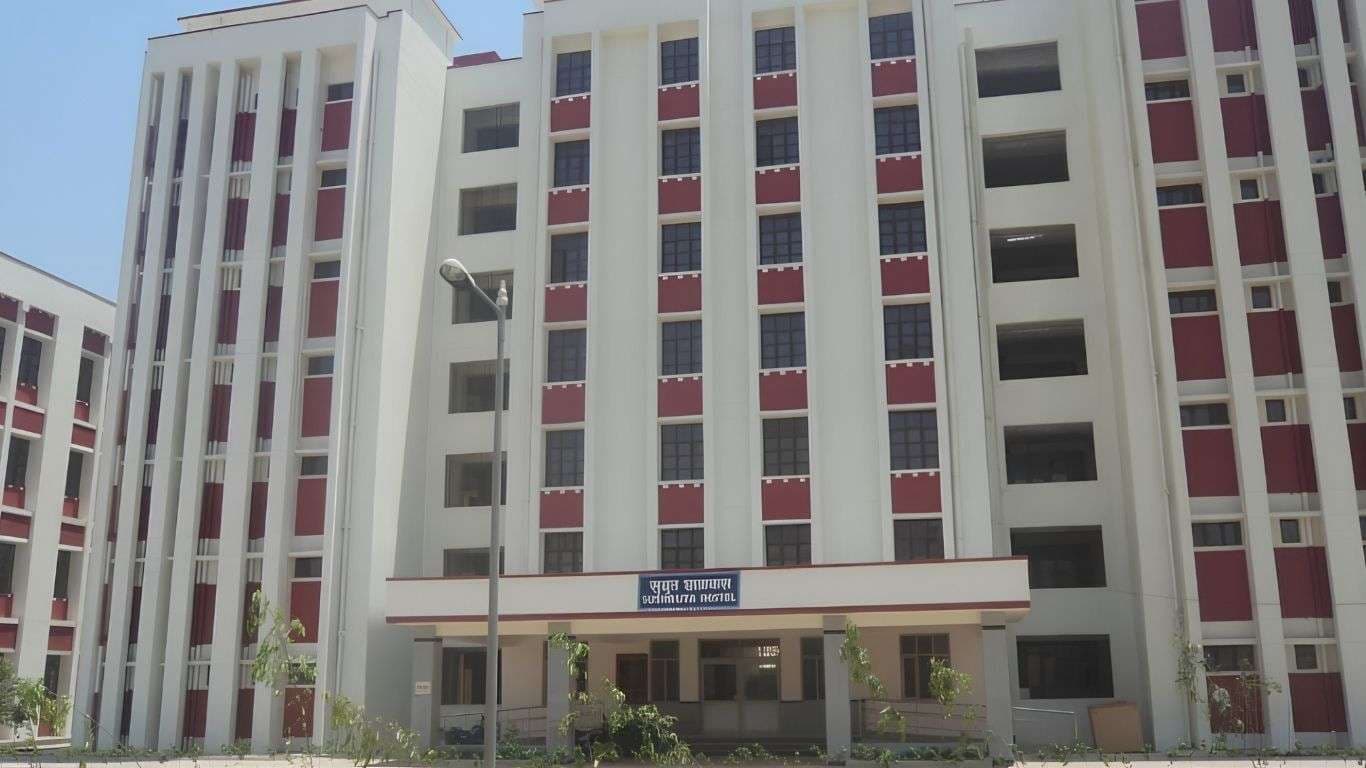 बीएचयू के सुश्रुत छात्रावास में जूनियर रेजीडेंट की संदिग्ध मौत, कमरे में दवा की ड्रिप लगी हालत में मिला शव...