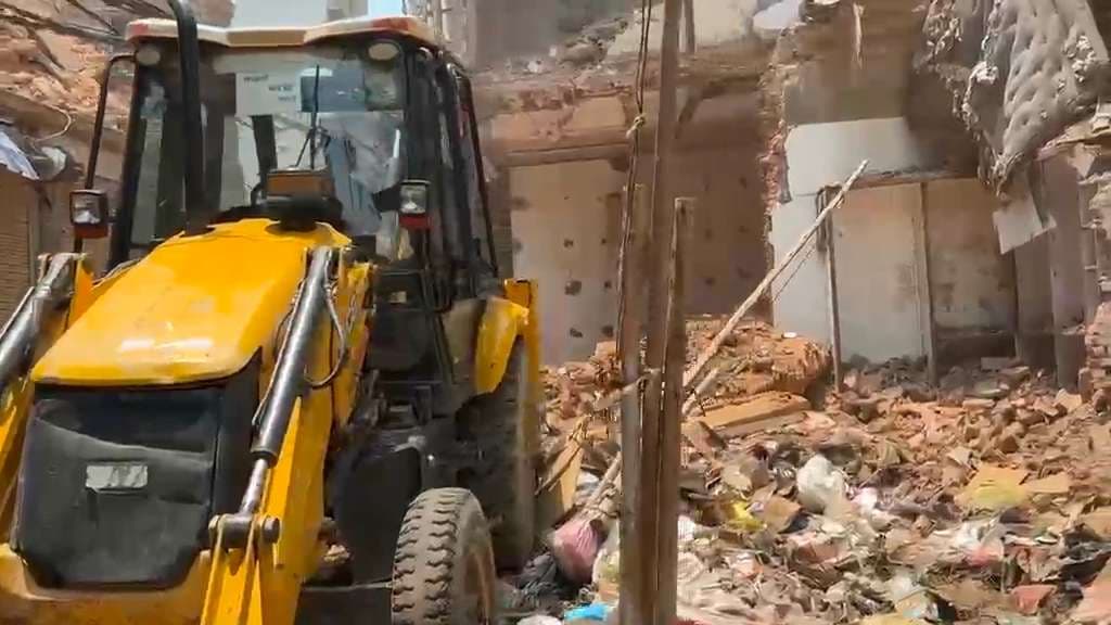 दालमंडी में फिर गरजेगा बुलडोजर, 18 मकानों के ध्चस्तीकरण के लिए हुई मुनादी