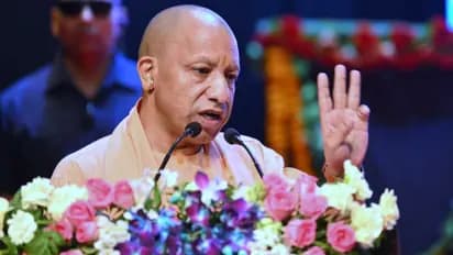 काशी में सीएम योगी, बोले- अब घर बैठीं महिलाओं की बढ़ेगी इनकम