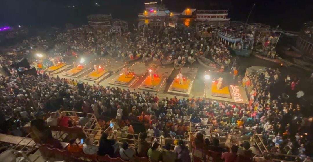 दीपावली के पावन पर्व पर दशाश्वमेध घाट पर भव्य रूप से सम्पन्न हुई मां गंगा की आरती