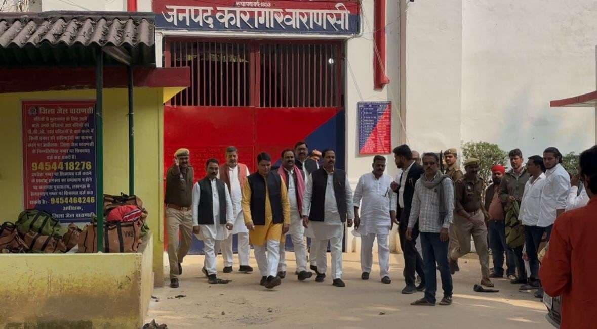 दालमंडी चौड़ीकरणः जेल में निरुद्ध व्यापारी नेता से मिले सांसद, कहा प्रशासन की कारर्वाई का विरोध करेगी सपा