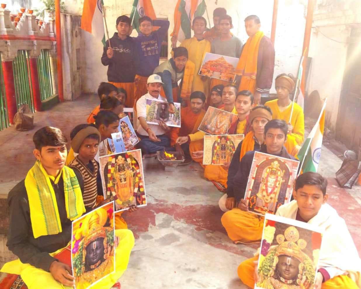 अयोध्या में श्रीराम मंदिर पर केसरिया ध्वज लहराने पर काशी में उत्सव, मुस्लिम महिलाओं ने भी उतारी आरती