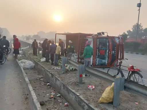 टायर फटने से गोभी लदी डीसीएम पलटी, ड्राइवर जख्मी