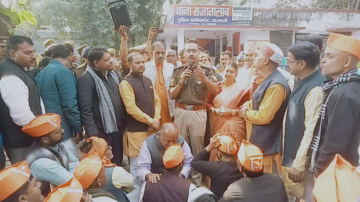 दारोगा पर भाजपा कार्यकर्ता की पिटाई का आरोप, कार्यकर्ताओं का राजातालाब थाने पर धरना-प्रदर्शन