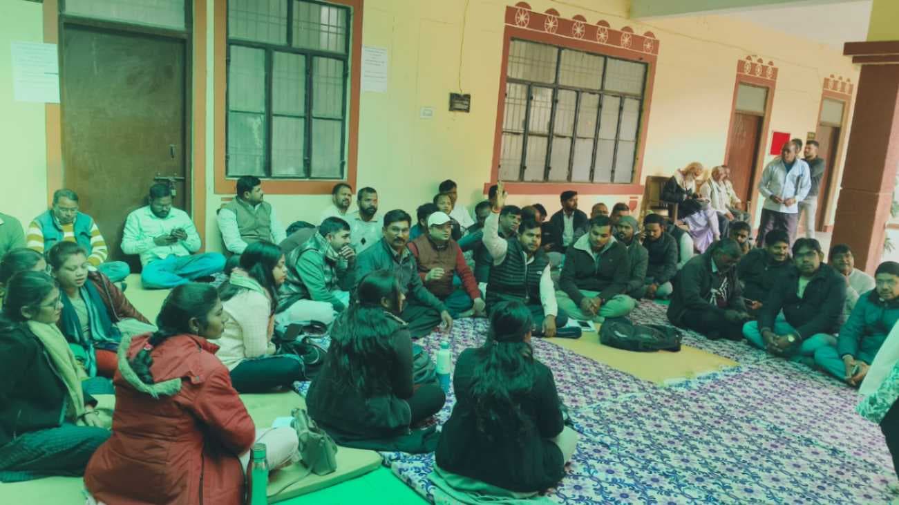 फतेहपुर लेखपाल मौत मामले में बढ़ा आक्रोश, वाराणसी सदर तहसील में लेखपालों का धरना