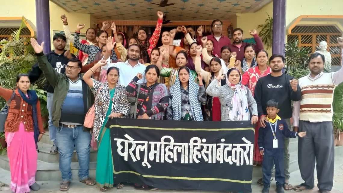 वाराणसी के आदर्श ग्राम नागेपुर में महिला हिंसा और लैंगिक भेदभाव के खिलाफ निकाली रैली
