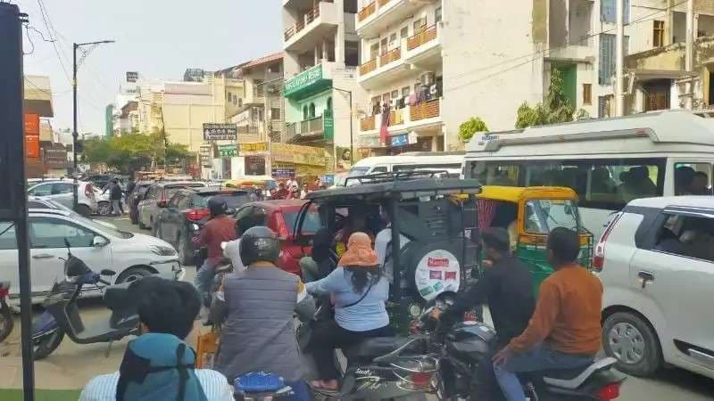 संकटमोचन पुलिस चौकी के पास वाहन स्टैंड बना परेशानी का कारण, जाम से हर कोई त्रस्त