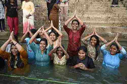 काशी तमिल संगमम-4.0 के दूसरे दिन डेलिगेट्स ने किया गंगा स्नान, मंदिरों का इतिहास जाना