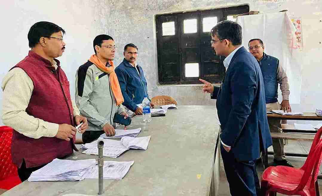 जिलाधिकारी ने एसआईआर कार्यों का किया औचक निरीक्षण, चेक की उपस्थिति