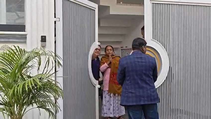 कफ सिरप कांड के मुख्य आरोपित शुभम के घर पर धमकी ईडी, नोटिस चस्पा