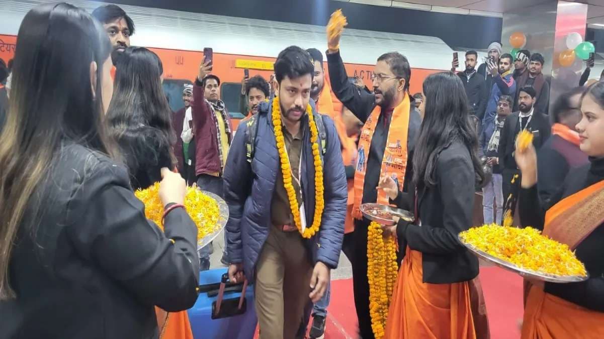 काशी तमिल संगमम - तमिलनाडु से आया दूसरा दल, डमरू वादन और पुष्पवर्षा के बीच हुआ भव्य स्वागत