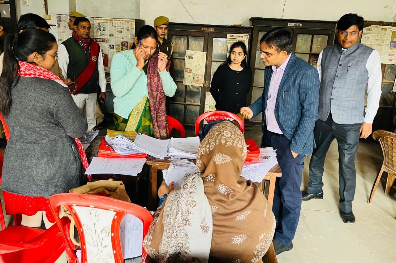 एसआईआर कार्यों का औचक निरीक्षण करने पहुंचे डीएम. दिए निर्देश