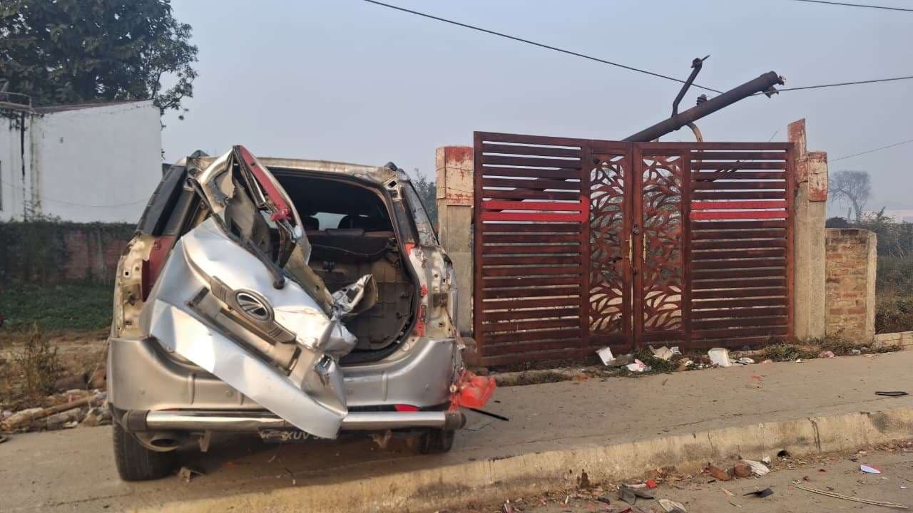 वाराणसी में कंटेनर से धक्का लगने के बाद तेज रफ्तार कार खंभे और दीवार से टकराई