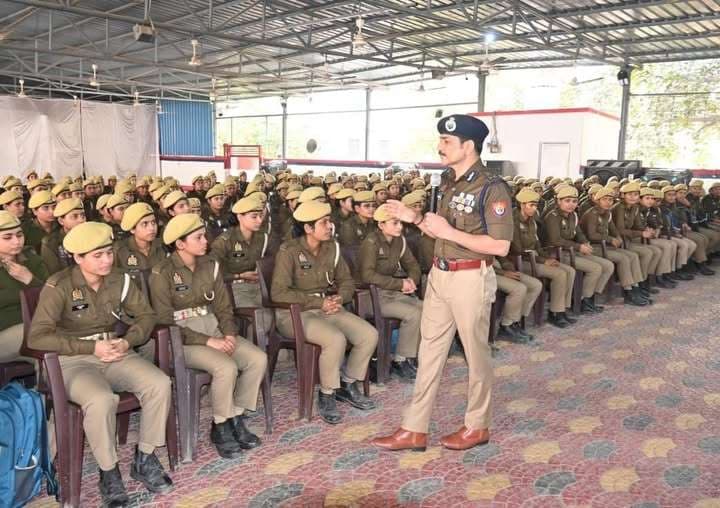 वाराणसी में प्रशिक्षणाधीन महिला सिपाहियों से पुलिस आयुक्त ने किया संवाद, संवेदनशील और प्रोफेशनल पुलिसिंग पर जोर