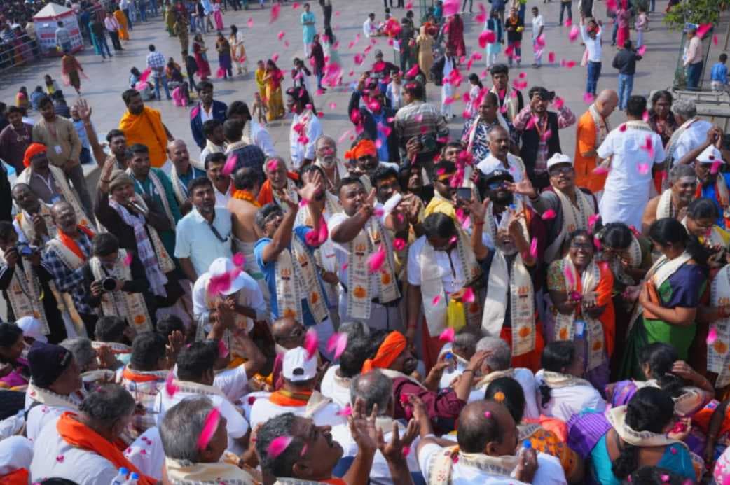 काशी तमिल संगमम् के तीसरे समूह ने श्रीकाशी विश्वनाथ मंदिर में किया दर्शन पूजन, ग्रहण किया प्रसाद